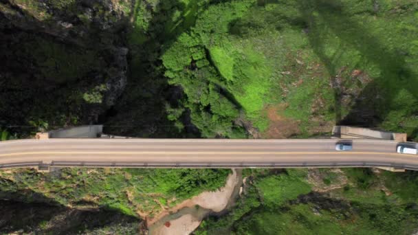 4K van voertuigen rijden door de pittoreske Big Sur brug over de canyon — Stockvideo