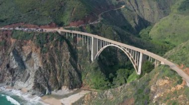 Okyanus kıyısının muhteşem manzarası, dağlık kıyı ve merkezde Bixby Creek Köprüsü..