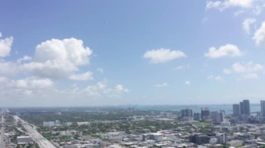 4K hava ulaşımı ve araçlar, yoğun otoyol kavşağının üzerinde İHA görüntüsü