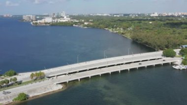 4K Miami karayolu sahil şeridi boyunca. Yeşil şehir uzaklarda görünüyor.