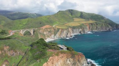Pasifik kıyısındaki muhteşem köprünün havadan çekilmiş sinematik videosu.