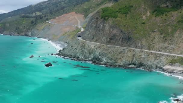 La natura costiera californiana con l'oceano di colore turchese sorprendente. Aereo 4K — Video Stock