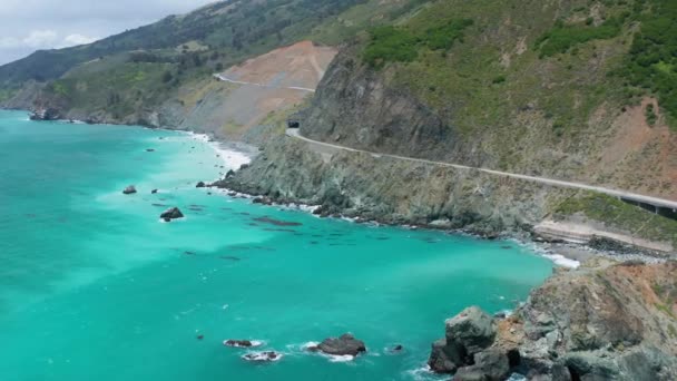 Природа побережья Калифорнии с удивительным бирюзовым цветом океана. 4K-антенна — стоковое видео