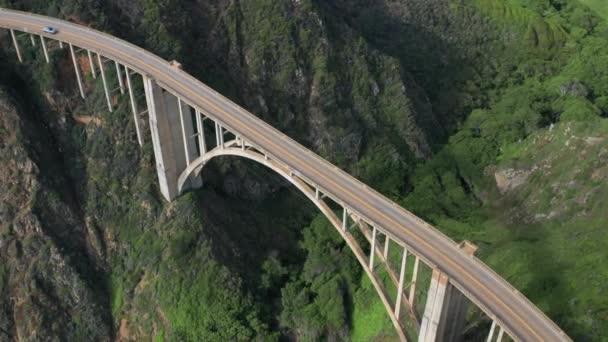 Amazing graceful arched bridge against the backdrop of green grassy hills. Bixby Creek Bridge. — Stock Video
