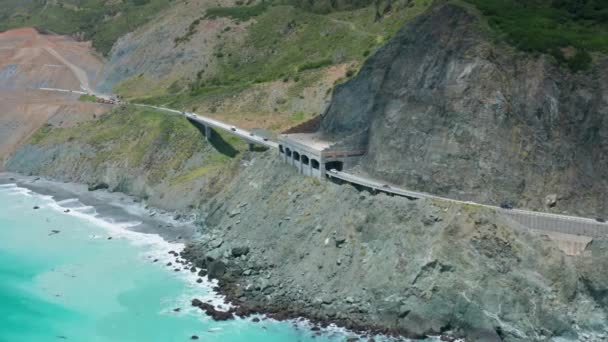 Côte californienne nature avec l'océan incroyable couleur turquoise. Aérien 4K — Video