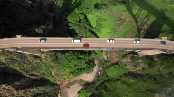 4K araçlar kanyon üzerindeki Büyük Sur köprüsünün önünden geçiyor. — Stok video