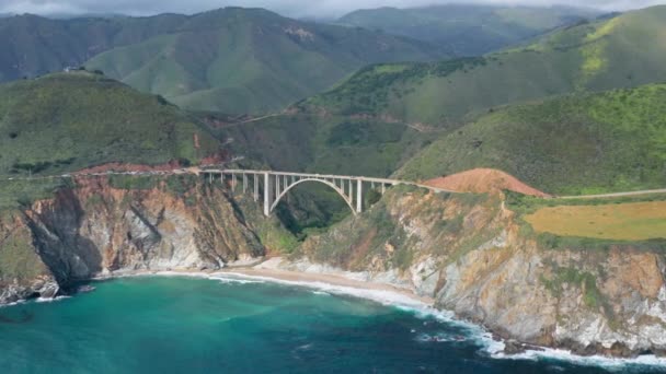 Impresionante vista sobre la costa del océano, la costa montañosa y el puente Bixby Creek en el centro. — Vídeos de Stock