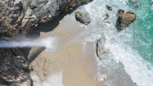 Αεροφωτογραφία 4K σε άγρια τροπική παραλία, καταρράκτη, ανοιχτό πράσινο ωκεανό και βράχια της θάλασσας — Αρχείο Βίντεο