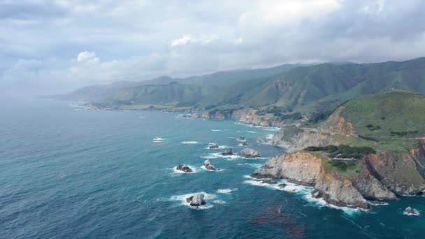 Vedere inspirată a coastei muntoase a oceanului sub cerul acoperit. Imagini aeriene . — Videoclip de stoc