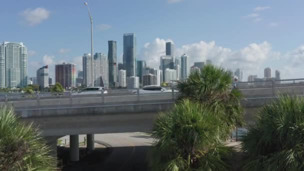 Aérea 4K de avión en el aire por encima de la bahía con Miami en el centro sobre un fondo — Vídeo de stock