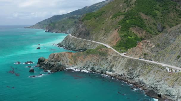 Côte californienne nature avec l'océan incroyable couleur turquoise. Aérien 4K — Video