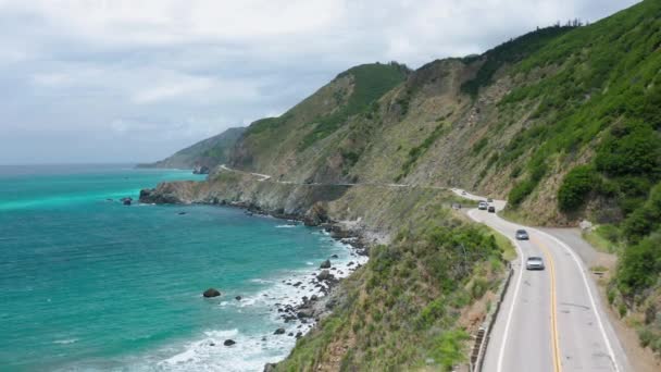 Uitzicht vanuit de lucht op de Pacifische kust met groene bergen en lichtblauwe oceaan — Stockvideo