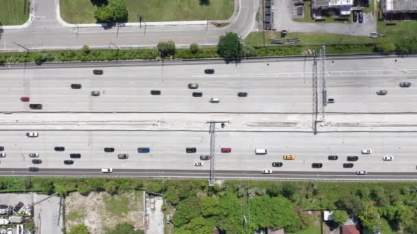 4K hava ulaşımı. Yoğun karayolu trafiğinin üzerinde yatay İHA görüntüsü — Stok video