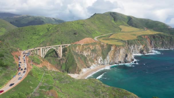 Bekannt und berühmt bei Touristen Bogenbrücke. Bixby Creek Bridge. Luftaufnahme. — Stockvideo