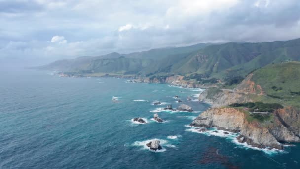 在阴云密布的天空下,远眺多山的海洋海岸线.空中录像. — 图库视频影像