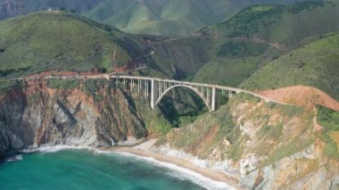 Bixby Creek Köprüsü ya da Bixby Kanyon Köprüsü. Okyanus tarafından havadan panoramik görüntü. Havadan.