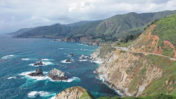 4K drone video de la hermosa costa del Pacífico con el océano azul y rocas escénicas — Vídeo de stock