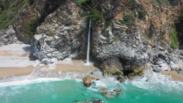 Increíble antena de la naturaleza salvaje con cascada cayendo en el océano azul — Vídeos de Stock