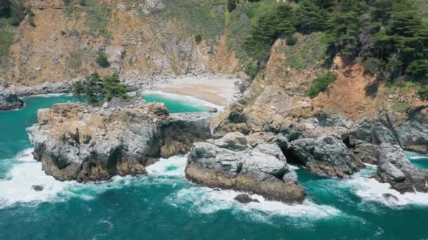 Vidéo aérienne 4K d'un magnifique océan vert et de falaises sur la côte pittoresque — Video