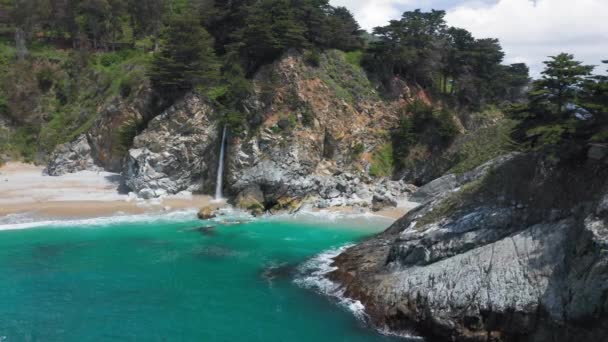 O mundialmente famoso marco da natureza selvagem na costa do Pacífico, antena 4K — Vídeo de Stock