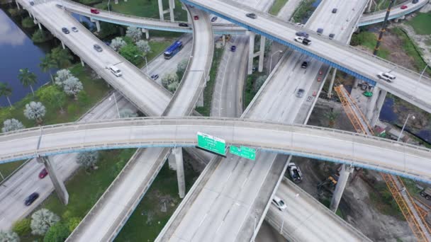 Transporte aéreo de 4k y coches, vista del dron arriba de la intersección ocupada de la carretera — Vídeos de Stock