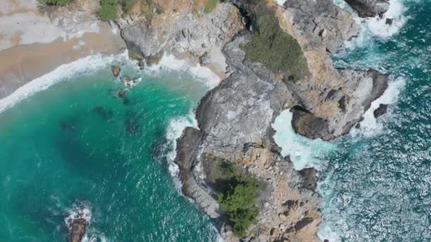 4K vogel-oog uitzicht op prachtige baai met prachtige helder groen helder oceaanwater — Stockvideo