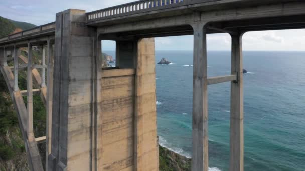 Imágenes exclusivas de 4K del arco Bixby Bridge en la autopista 101 que corre por la costa — Vídeo de stock