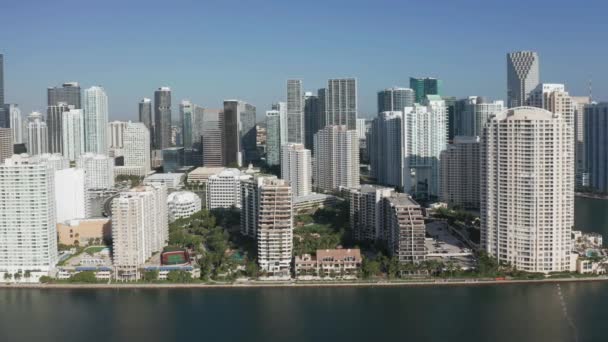 Горизонтальная аэросъемка 4К Майами Cityscape. Недвижимость с видом на залив. — стоковое видео