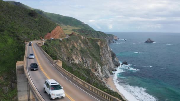 4K úzkého mostu na malebném pobřeží. Turisté řídit dálnici, USA — Stock video