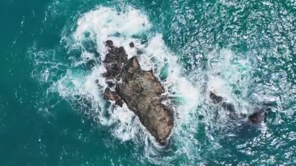 Imagens aéreas de fundo 4K das ondas e falésias do oceano verde profundo — Vídeo de Stock