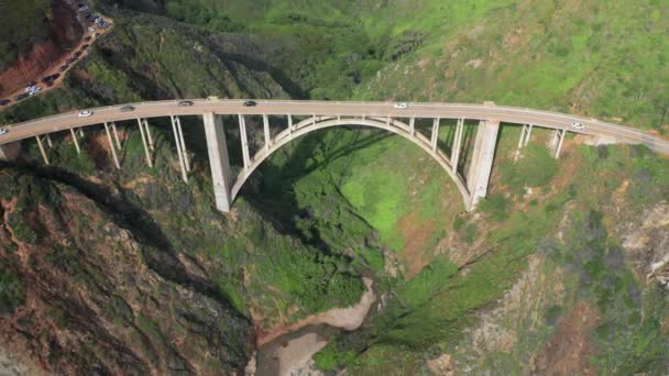 4K de veículos que conduzem pela pitoresca ponte Big Sur sobre o desfiladeiro — Vídeo de Stock