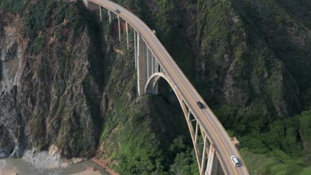 4K de vídeo conceito de viagem rodoviária. Turistas viajam pela famosa rodovia 101 Pacific — Vídeo de Stock