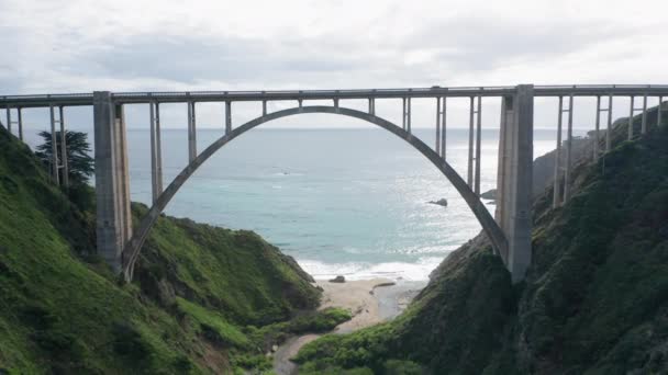 Imágenes de drones 4K con famoso puente panorámico americano con impresionantes paisajes marinos — Vídeos de Stock