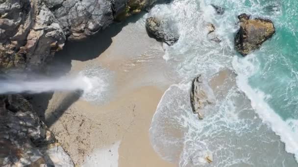 4К вид с воздуха на дикий тропический пляж, водопад, светло-зеленый океан и морские скалы — стоковое видео