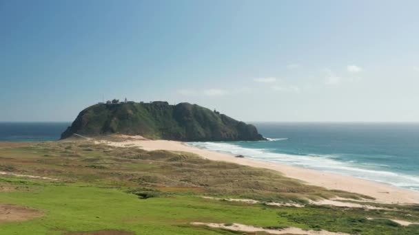 Küstennatur. Szenischer Blick auf den Pazifik. Filmreisende Luftaufnahmen 4K — Stockvideo