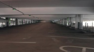 Coronavirus Covid-19 salgın karantinası sırasında boş bir park yeri. 4K 