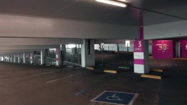 Coronavirus Covid-19 salgın karantinası sırasında boş bir park yeri. 4K 