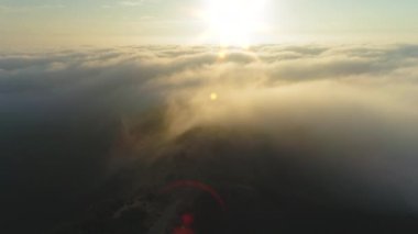 İnsansız hava aracı güneşin doğuşunda güzel bulutlar arasında uçuyor. 4K B Roll gökyüzü görüntüleri