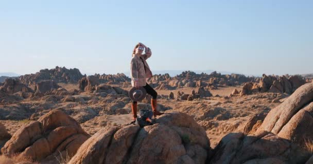 Femme regardant la nature sauvage paysage rocheux au lever du soleil. Fille détente dans la nature — Video