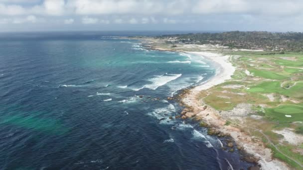 Filmisk natur, Kalifornien, USA. Bilder från en naturskön golfbana med havsutsikt — Stockvideo