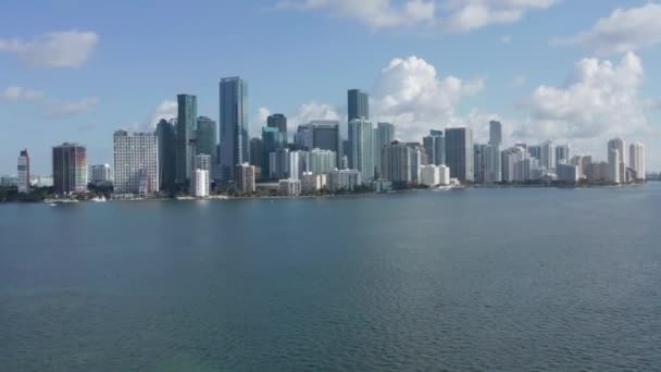 4K anténa Miami City scape. Působivá obchodní čtvrť v letní den Florida — Stock video