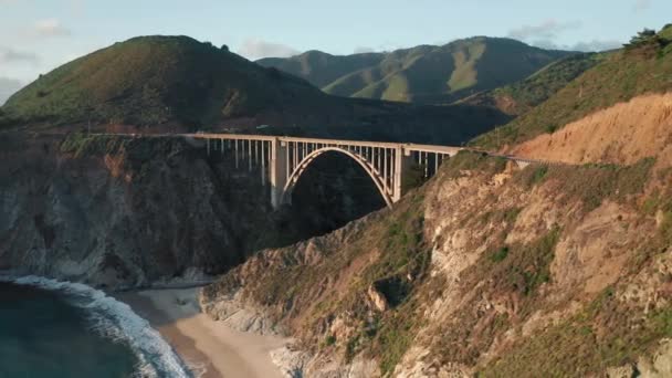 Big Sur 'un saf doğasındaki manzara köprüsü. 4K dağ hareket arkaplanı — Stok video