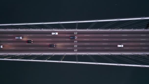 Vue aérienne 4K du haut vers le bas des véhicules conduisant par Bay Bridge vers San Francisco — Video