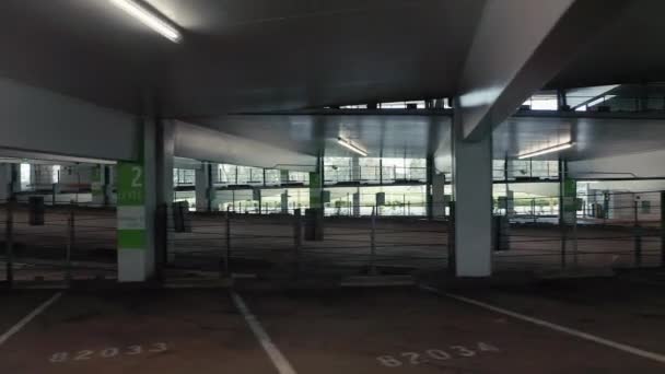 COVID-19, Coronavirus uitbraak in de VS. Lege parkeergarage winkelcentrum. — Stockvideo