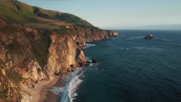 日落在加利福尼亚海岸的野生海滩上,旅行美国.场景大苏尔视图 — 图库视频影像