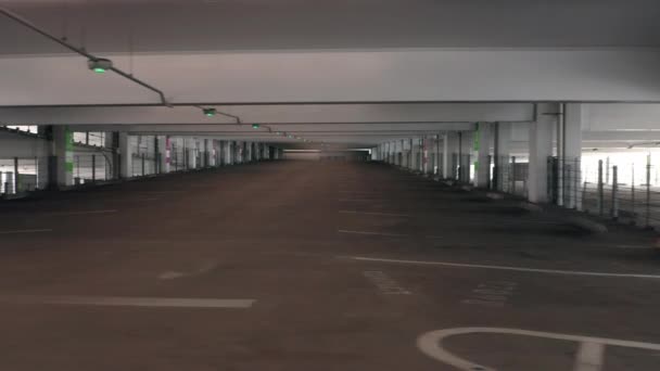 Lege parkeergarage tijdens Coronavirus Covid-19 uitbraak quarantaine. 4K — Stockvideo