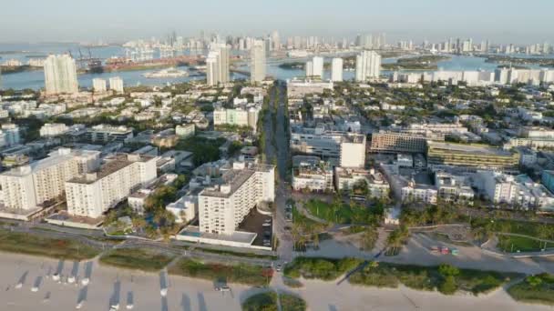 Miami South Beach tropische natuur bij zonsopgang. 4K luchtfoto uitzicht op de ochtend stad — Stockvideo