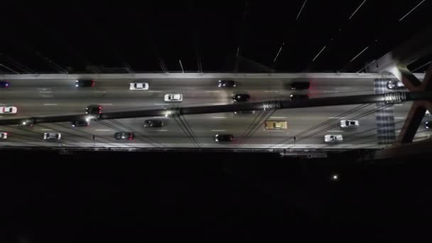 Pont de San Francisco Oakland Bay avec éclairage nocturne. 4K aerial États-Unis — Video