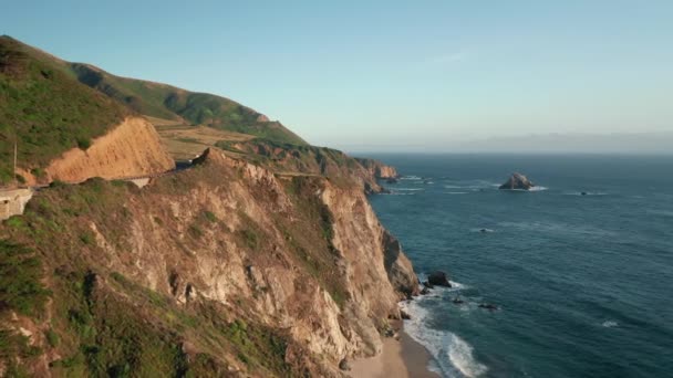 Famosa vista sul tramonto della California. 4K aerea cinematografica di luce dorata sulla costa — Video Stock