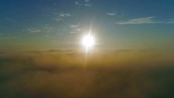 Drone vliegt over prachtig wolkenlandschap bij zonsopgang. 4K B Rollbeelden van luchten — Stockvideo